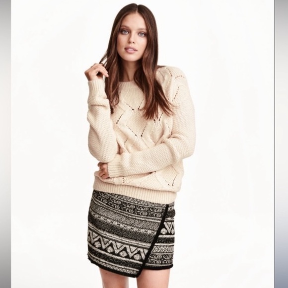 H&M Jacquard Weave Black and Cream Faux Wrap Fringe Mini Skirt Sz 6 - Picture 1 of 6